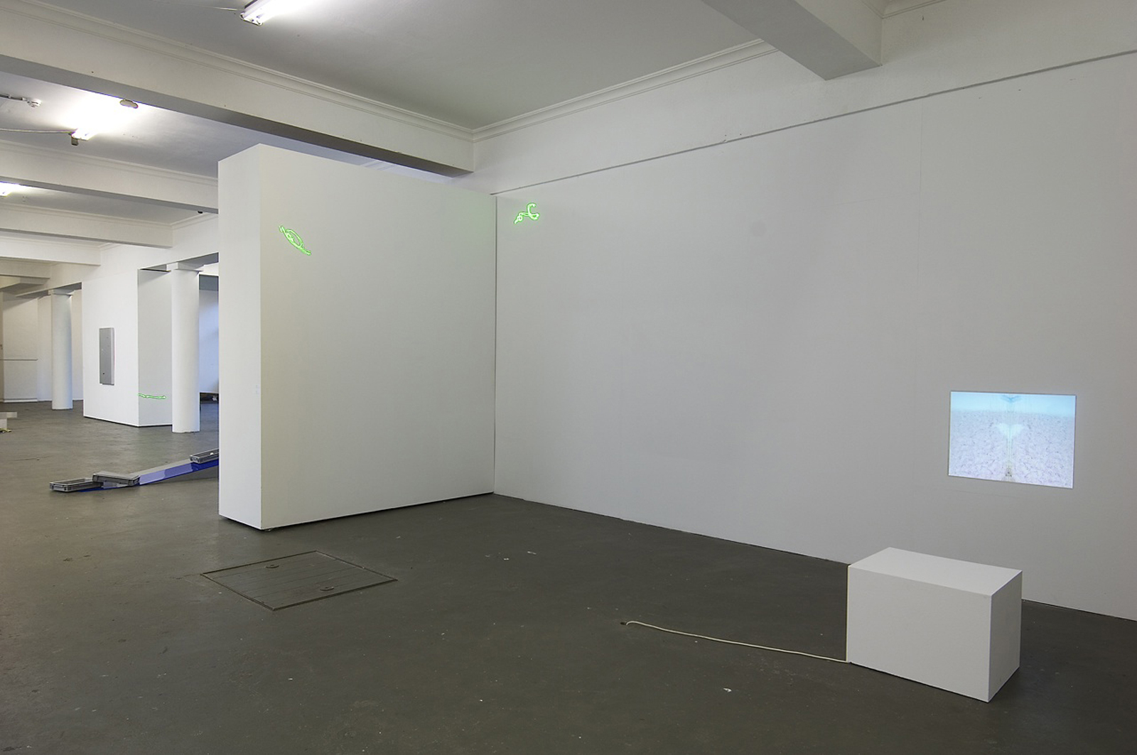 laserlicht: Rub&eacute;n Grilo, rechts: Trisha Donnelly